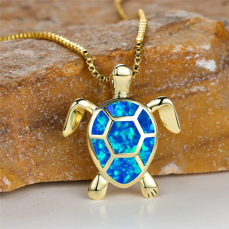 Collana con ciondolo a forma di tartaruga in opale di fuoco verde e oro vintage