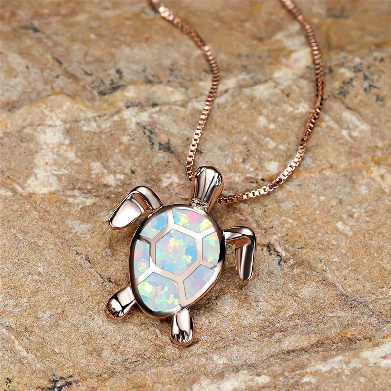 Collana con ciondolo a forma di tartaruga in opale di fuoco verde e oro vintage