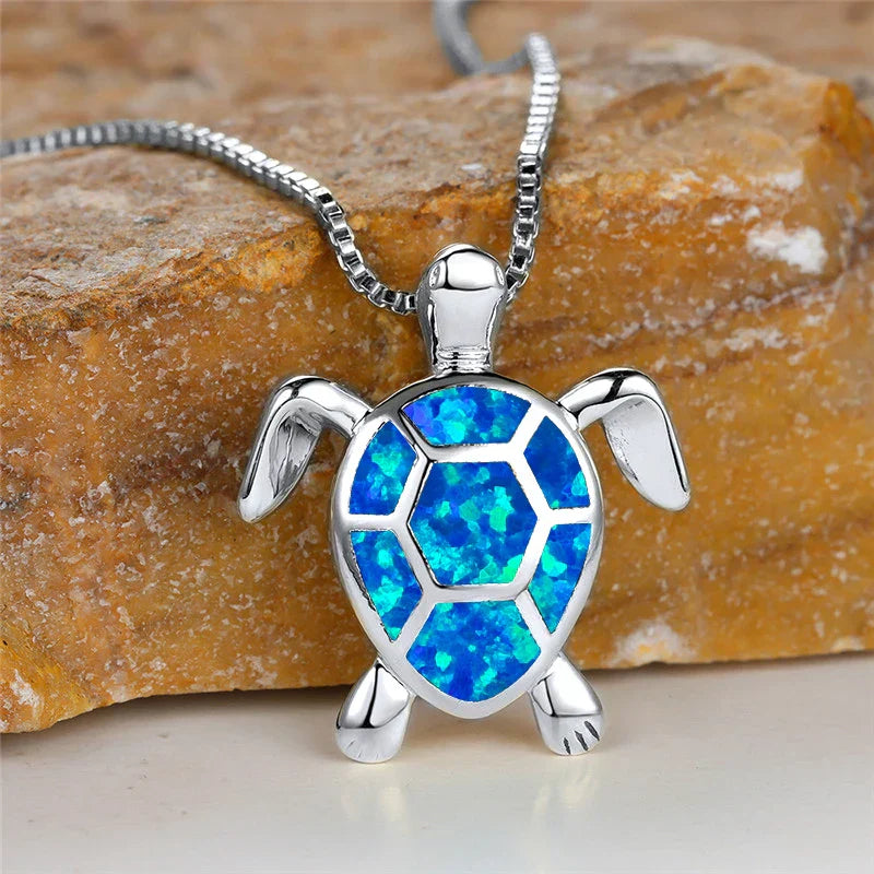 Collana con ciondolo a forma di tartaruga in opale di fuoco verde e oro vintage