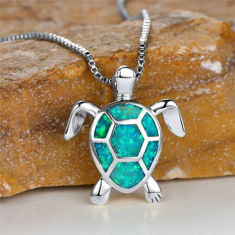 Collana con ciondolo a forma di tartaruga in opale di fuoco verde e oro vintage