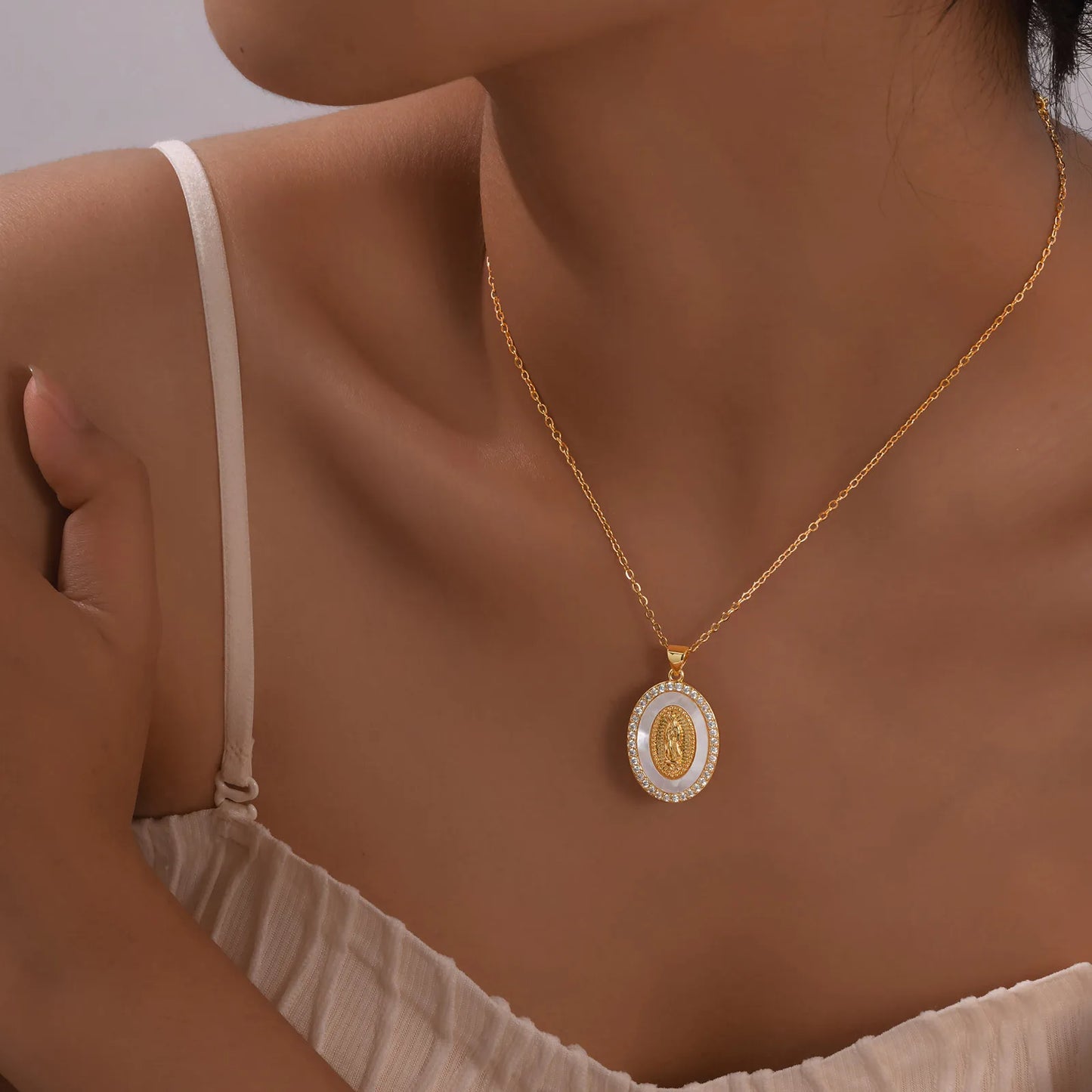Collana con Ciondolo Ovale della Madonna in Oro