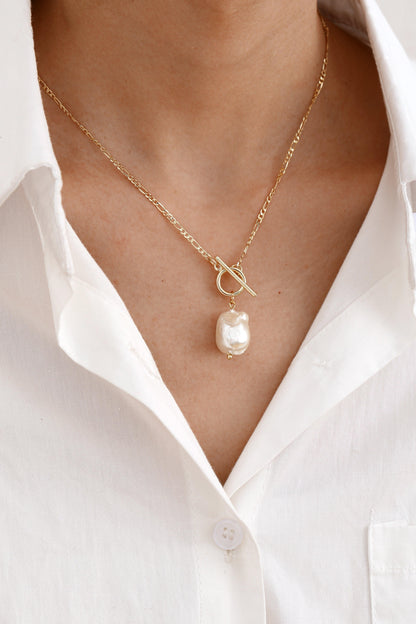 Elegant Necklace with Gold Pearl