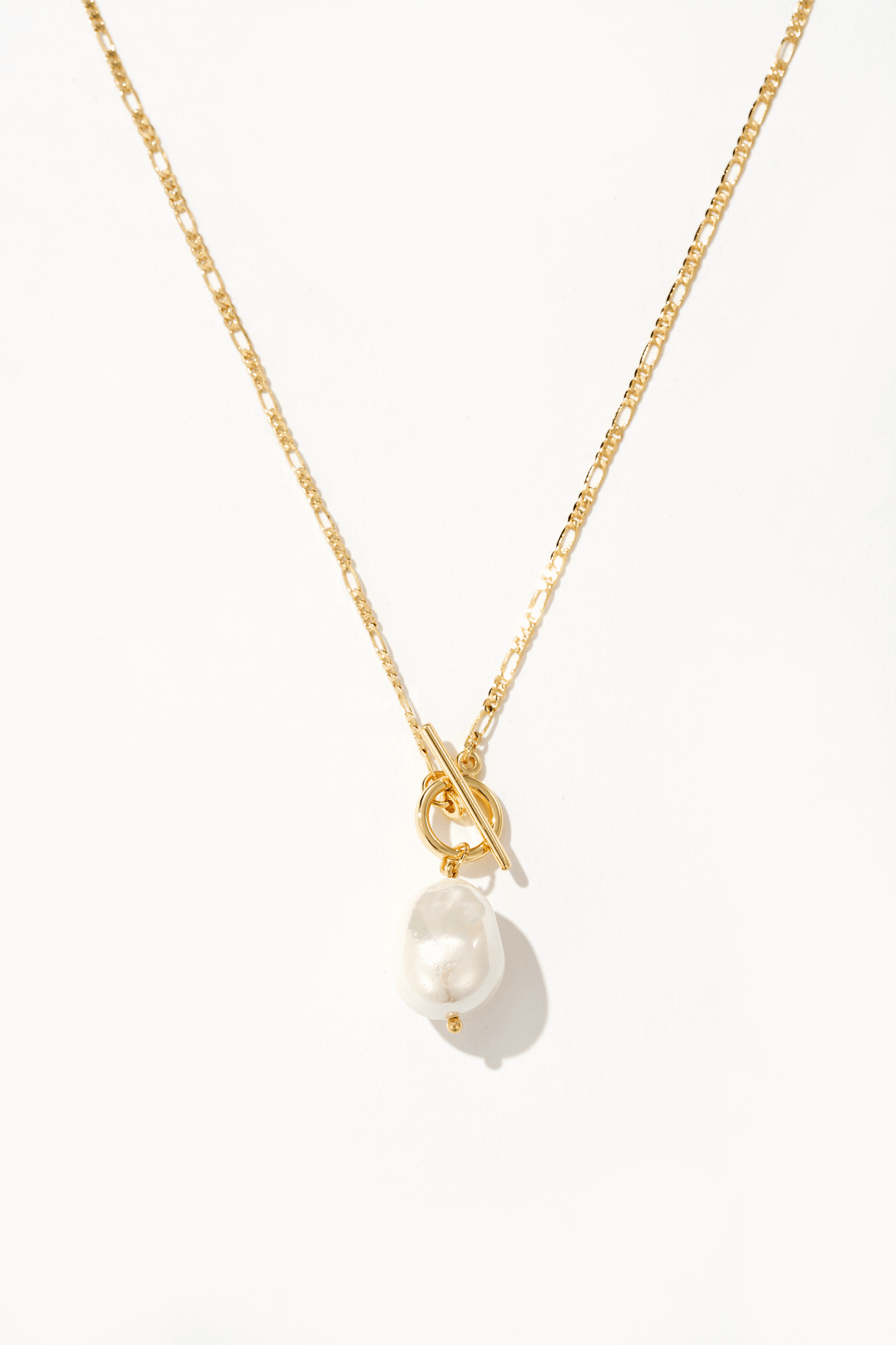Elegant Necklace with Gold Pearl