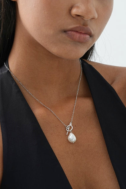 Elegant Necklace with Gold Pearl