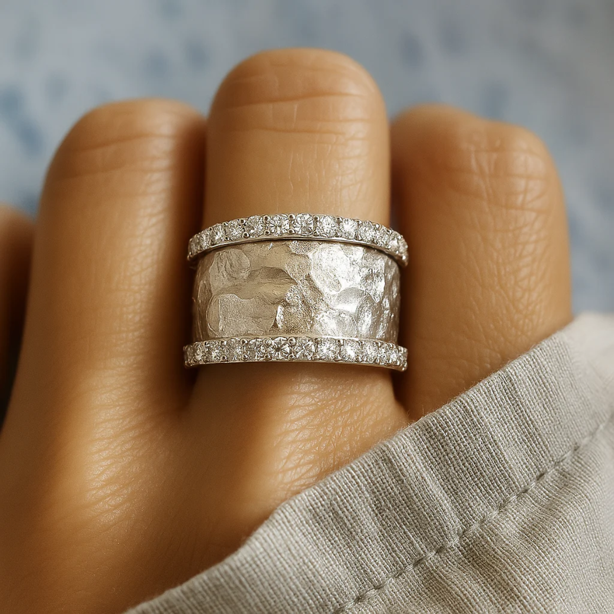 Anello vintage in argento con zirconi