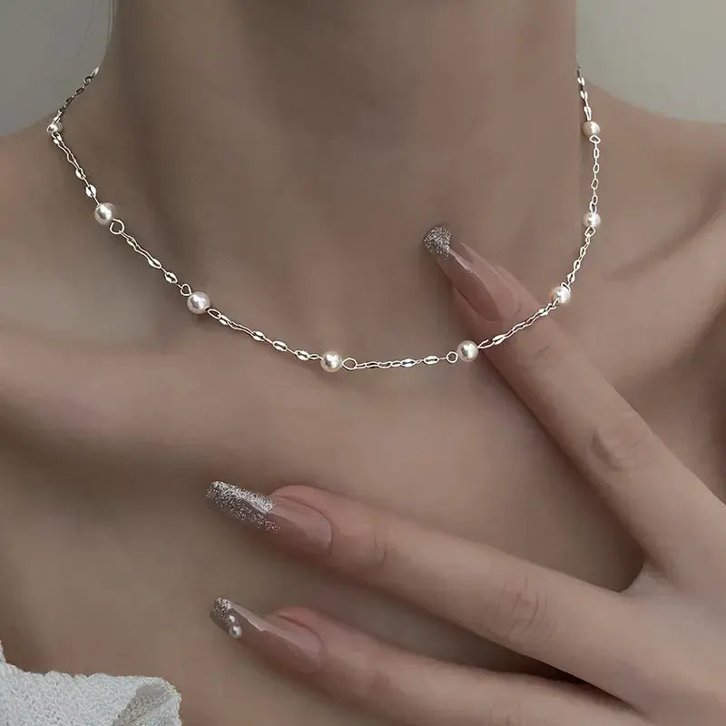 Elegant necklace with shiny pearls