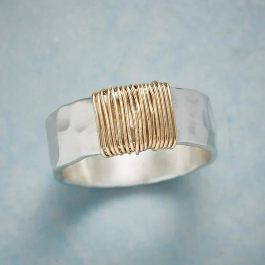 Anello vintage in oro e argento senza tempo