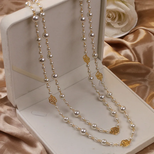 Collana senza tempo con ciondolo in oro e perle