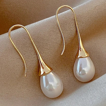Classic Helena pearl earrings
