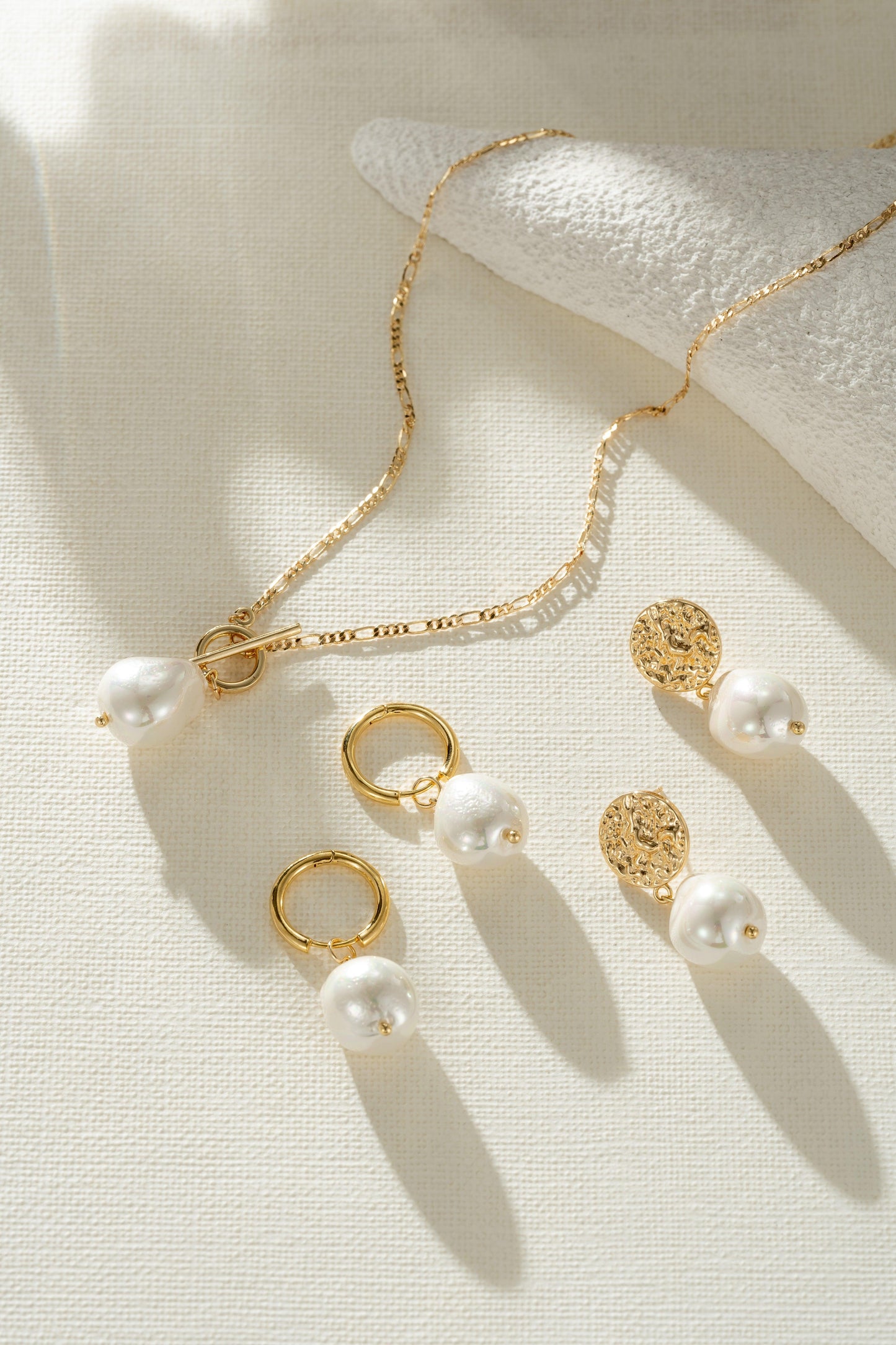 Elegant Necklace with Gold Pearl