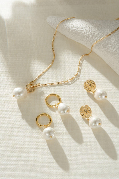 Elegant Necklace with Gold Pearl
