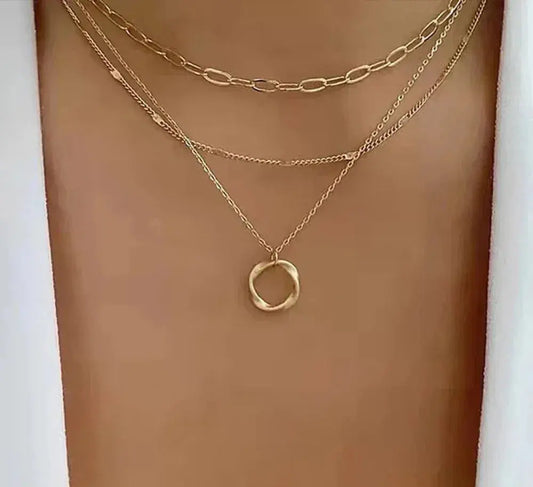Collana classica in oro a strati con ciondolo